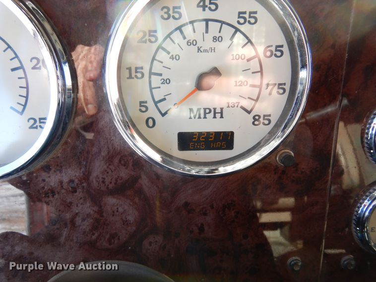 image for item DF8318 2006 International 9900i  semi truck