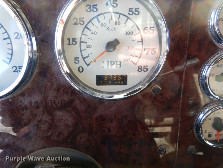 image for item DF8318 2006 International 9900i  semi truck