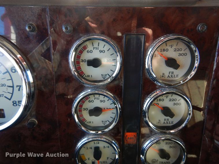 image for item DF8318 2006 International 9900i  semi truck