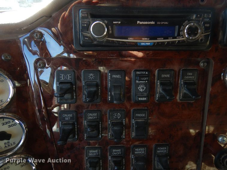 image for item DF8318 2006 International 9900i  semi truck