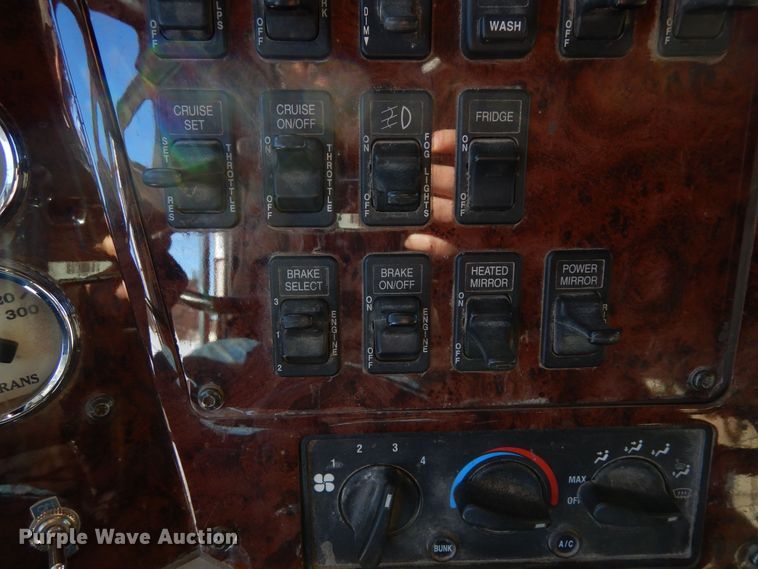 image for item DF8318 2006 International 9900i  semi truck