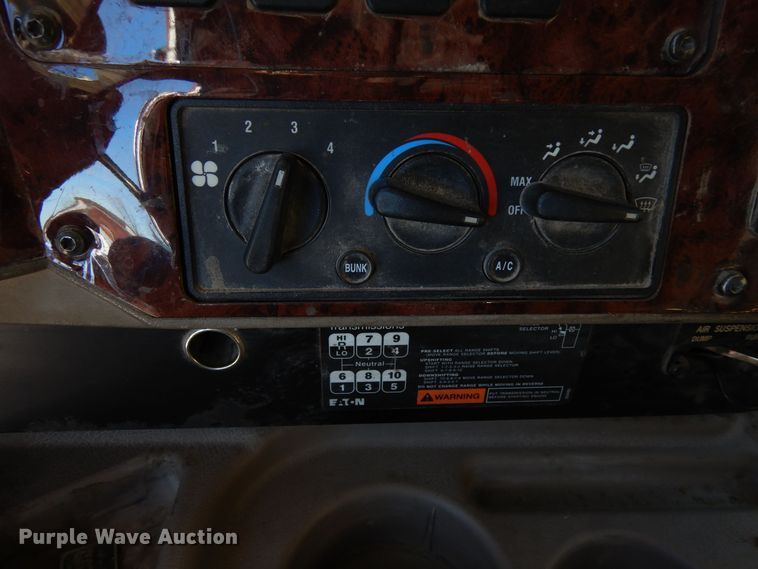 image for item DF8318 2006 International 9900i  semi truck