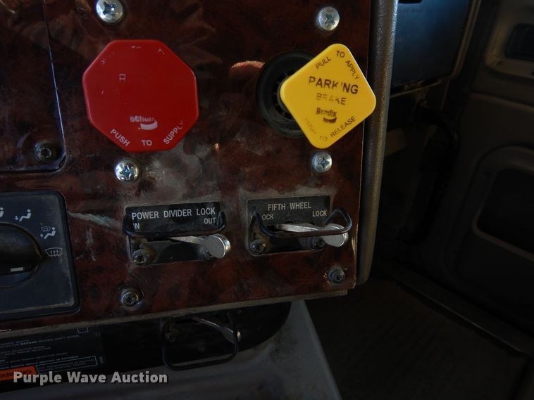 image for item DF8318 2006 International 9900i  semi truck