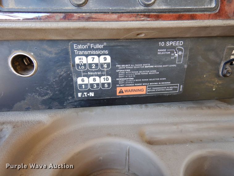 image for item DF8318 2006 International 9900i  semi truck