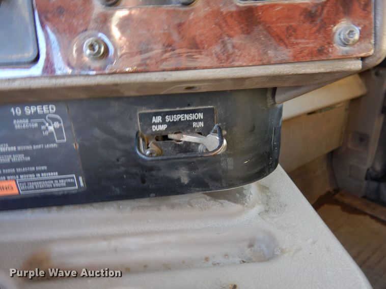 image for item DF8318 2006 International 9900i  semi truck