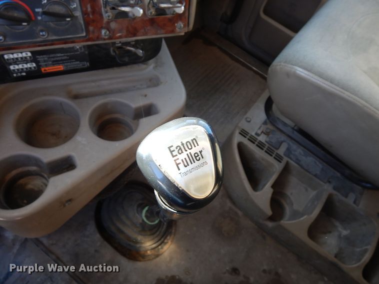 image for item DF8318 2006 International 9900i  semi truck