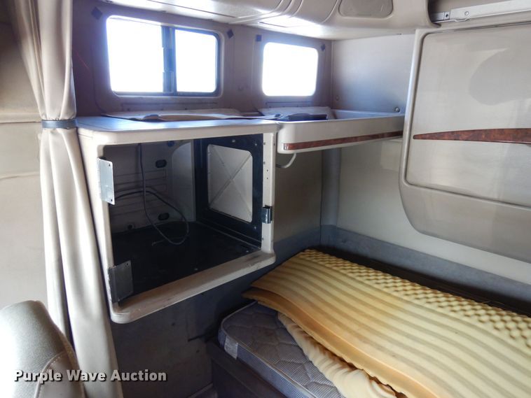 image for item DF8318 2006 International 9900i  semi truck