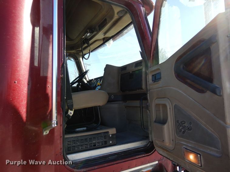 image for item DF8318 2006 International 9900i  semi truck