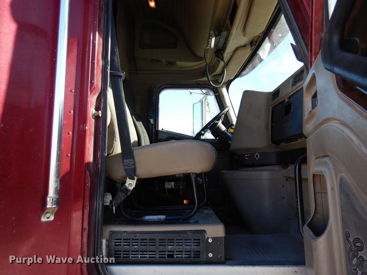 image for item DF8318 2006 International 9900i  semi truck