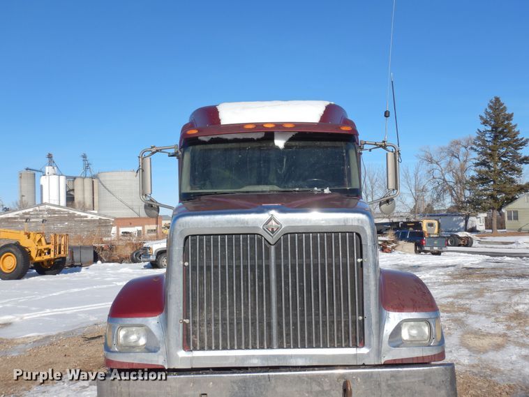 image for item DF8318 2006 International 9900i  semi truck