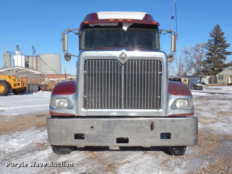 image for item DF8318 2006 International 9900i  semi truck