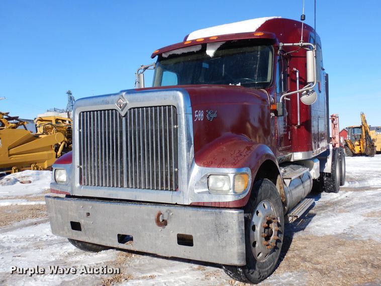 image for item DF8318 2006 International 9900i  semi truck