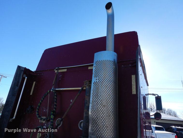 image for item DF8318 2006 International 9900i  semi truck