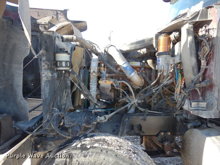 image for item DF8318 2006 International 9900i  semi truck