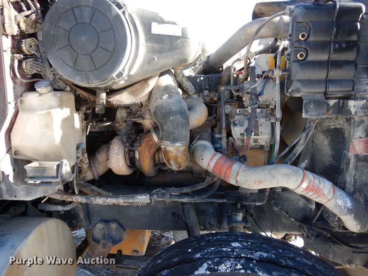 image for item DF8318 2006 International 9900i  semi truck