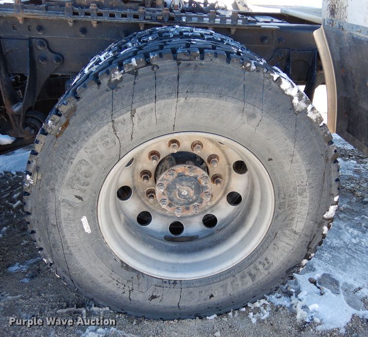 image for item DF8318 2006 International 9900i  semi truck