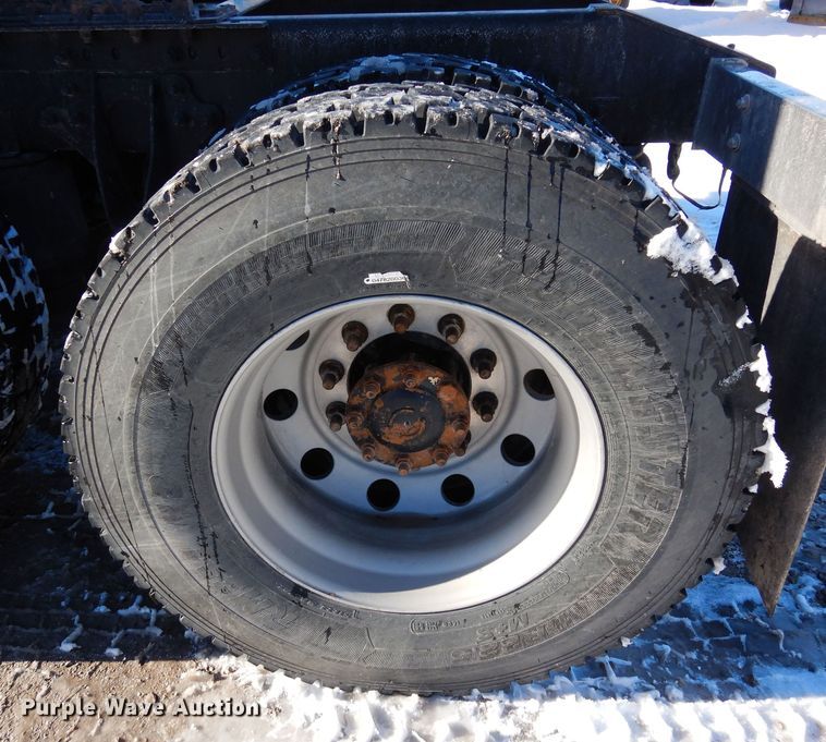 image for item DF8318 2006 International 9900i  semi truck