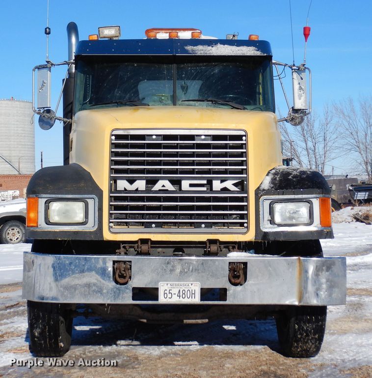image for item DF8321 1990 Mack CH613  semi truck