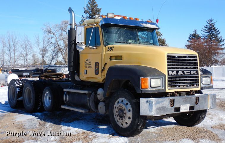 image for item DF8321 1990 Mack CH613  semi truck