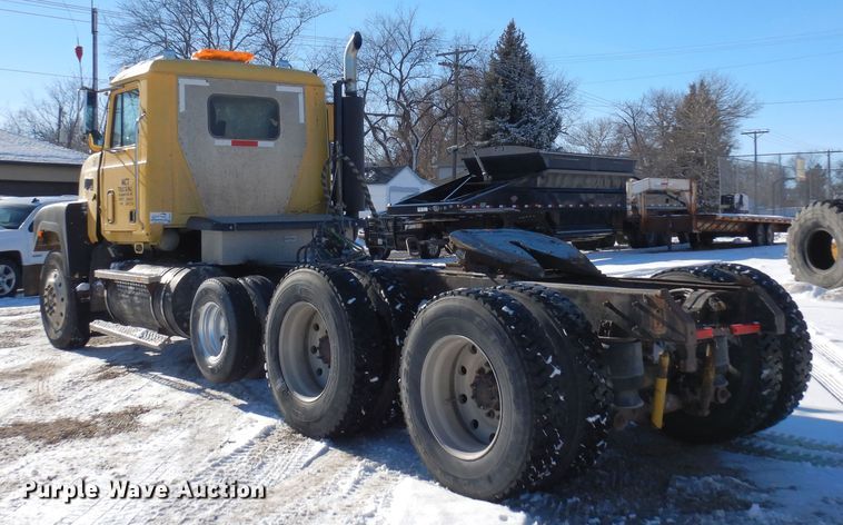 image for item DF8321 1990 Mack CH613  semi truck