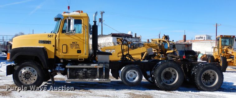 image for item DF8321 1990 Mack CH613  semi truck