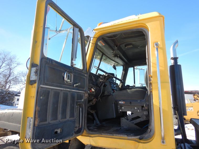 image for item DF8321 1990 Mack CH613  semi truck