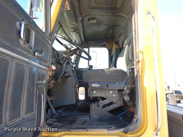 image for item DF8321 1990 Mack CH613  semi truck