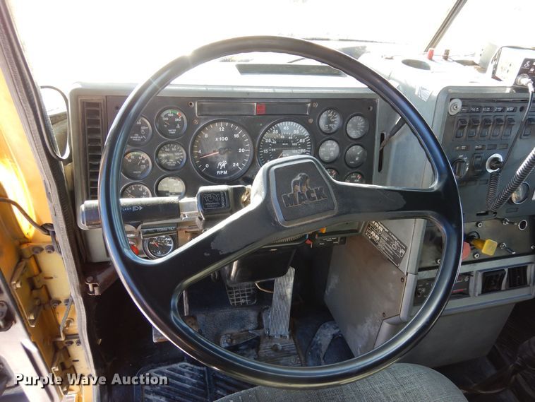 image for item DF8321 1990 Mack CH613  semi truck