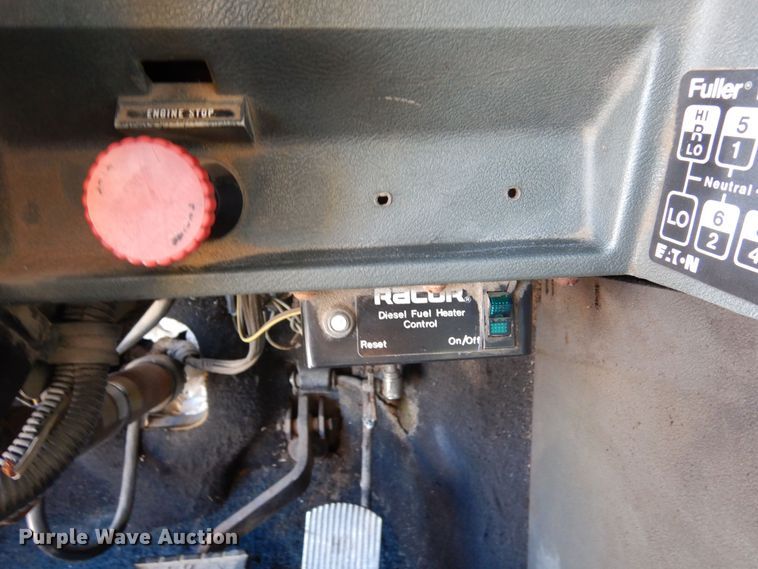 image for item DF8321 1990 Mack CH613  semi truck