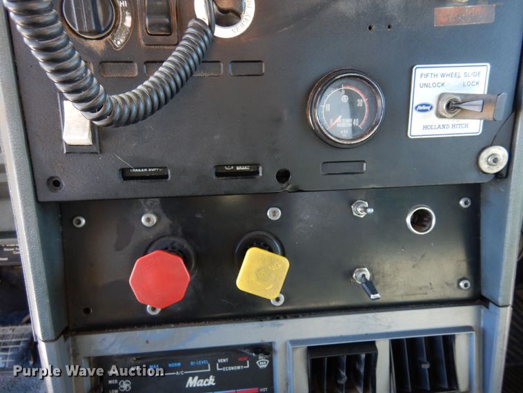 image for item DF8321 1990 Mack CH613  semi truck