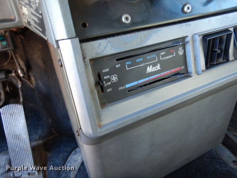 image for item DF8321 1990 Mack CH613  semi truck