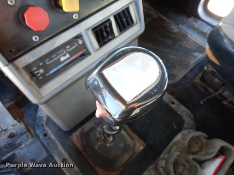 image for item DF8321 1990 Mack CH613  semi truck