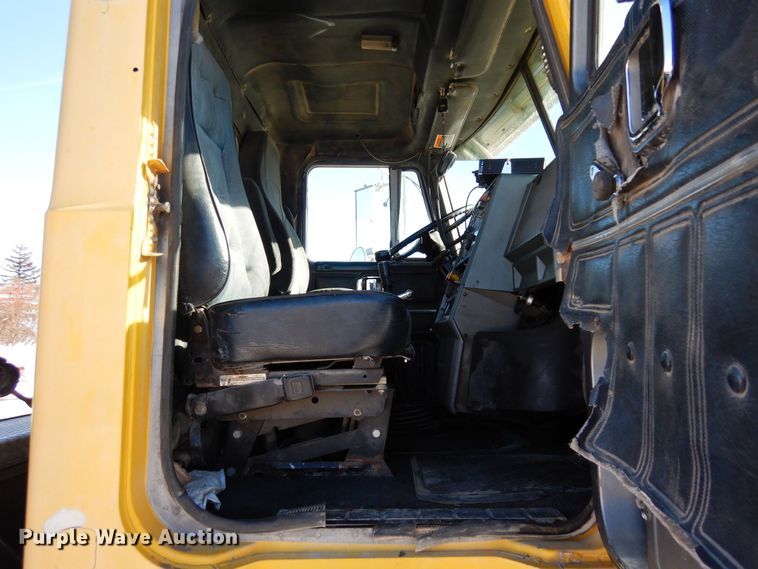 image for item DF8321 1990 Mack CH613  semi truck