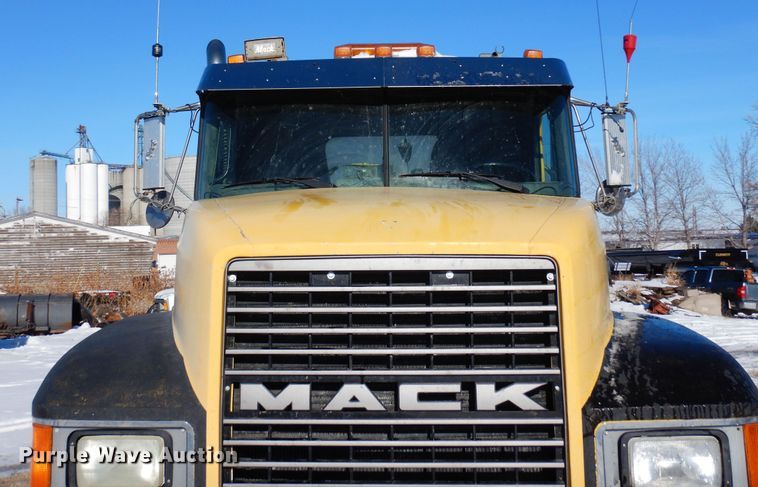 image for item DF8321 1990 Mack CH613  semi truck
