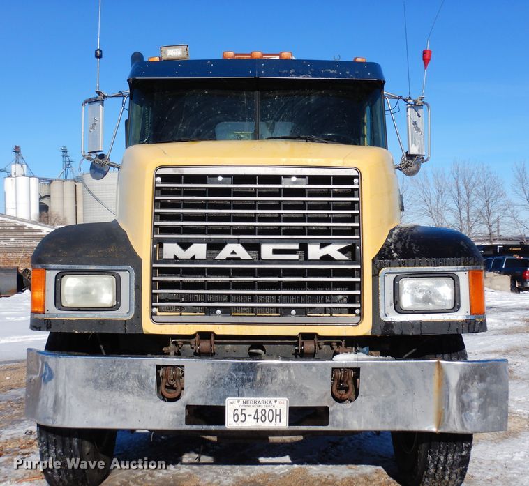 image for item DF8321 1990 Mack CH613  semi truck