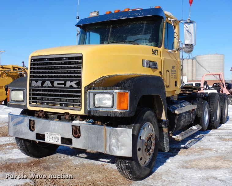 image for item DF8321 1990 Mack CH613  semi truck