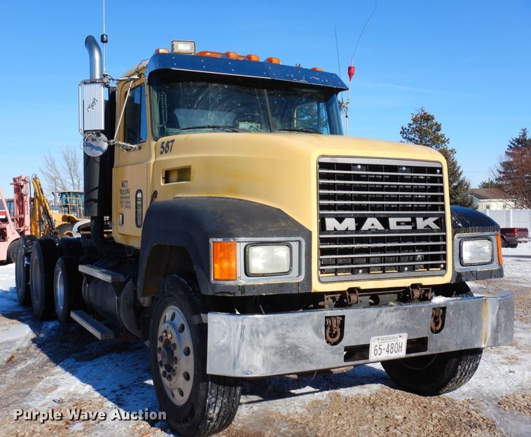 image for item DF8321 1990 Mack CH613  semi truck