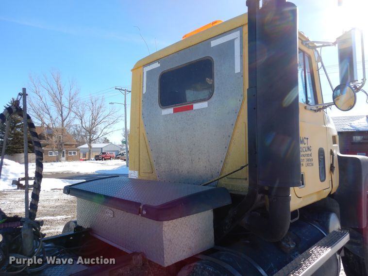 image for item DF8321 1990 Mack CH613  semi truck