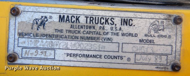 image for item DF8321 1990 Mack CH613  semi truck