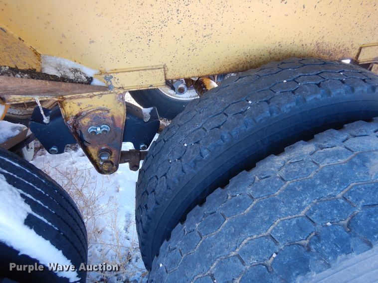 image for item DF8325 1986 Red River  bottom dump trailer