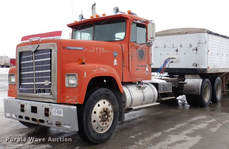 image for item DF8331 1982 International F-4370  semi truck