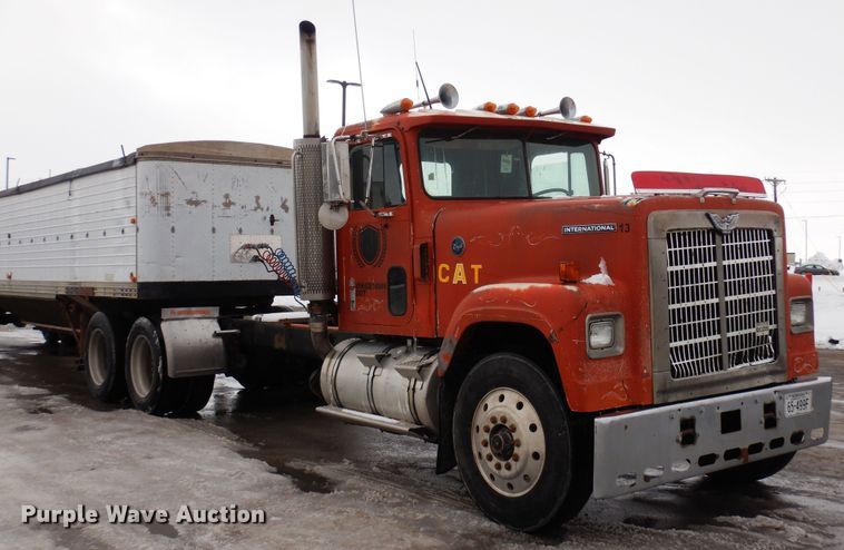 image for item DF8331 1982 International F-4370  semi truck