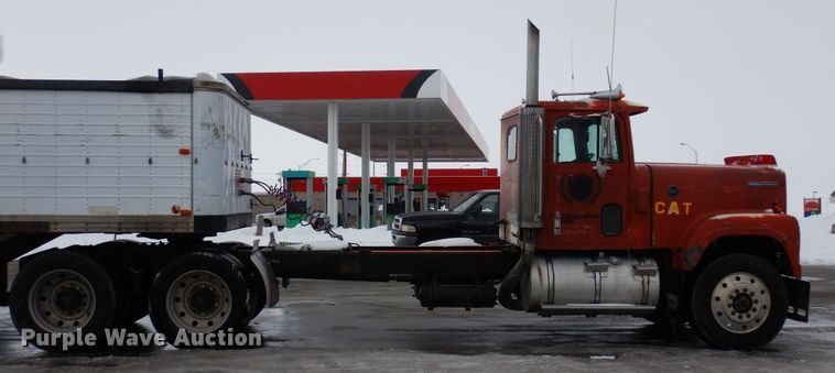 image for item DF8331 1982 International F-4370  semi truck