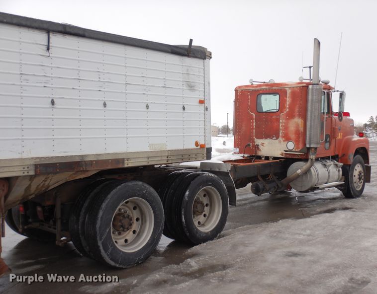 image for item DF8331 1982 International F-4370  semi truck