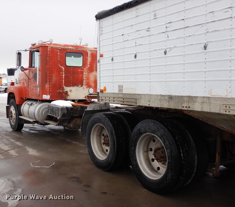 image for item DF8331 1982 International F-4370  semi truck