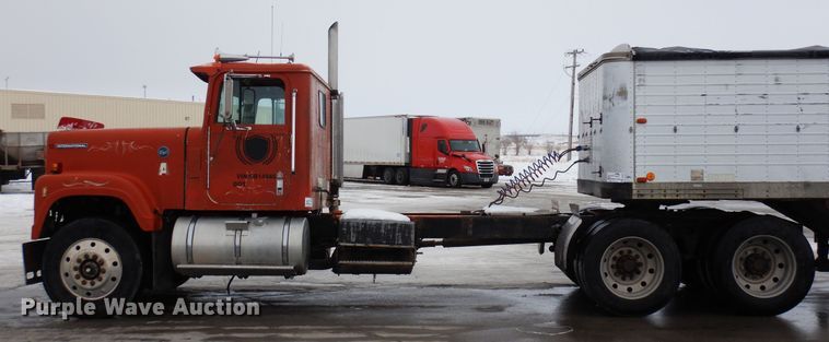 image for item DF8331 1982 International F-4370  semi truck