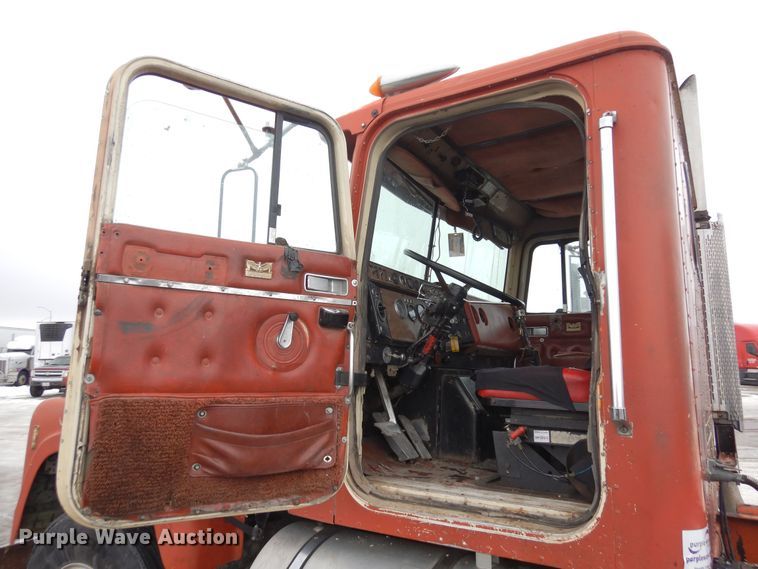 image for item DF8331 1982 International F-4370  semi truck