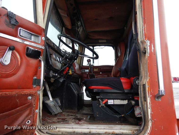 image for item DF8331 1982 International F-4370  semi truck