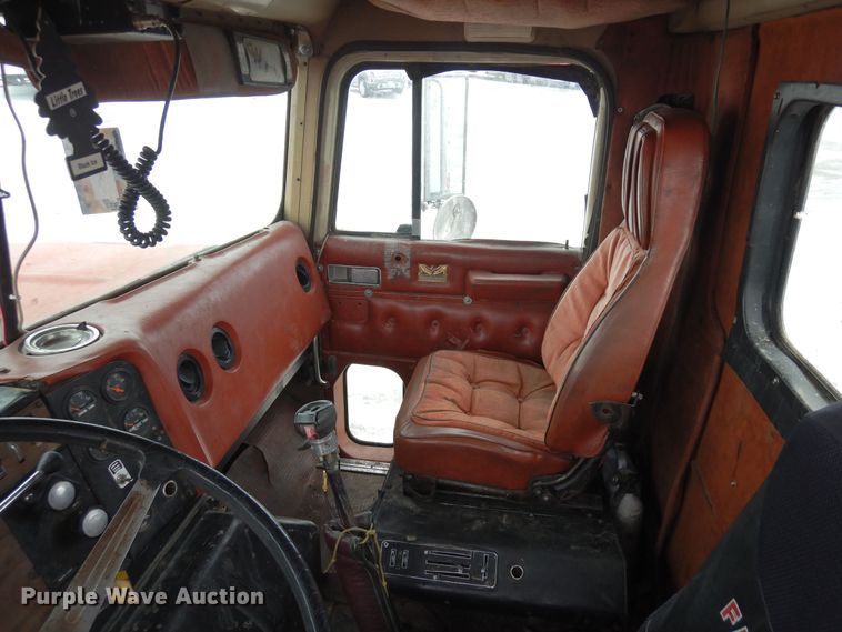 image for item DF8331 1982 International F-4370  semi truck