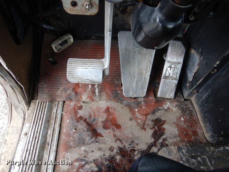 image for item DF8331 1982 International F-4370  semi truck